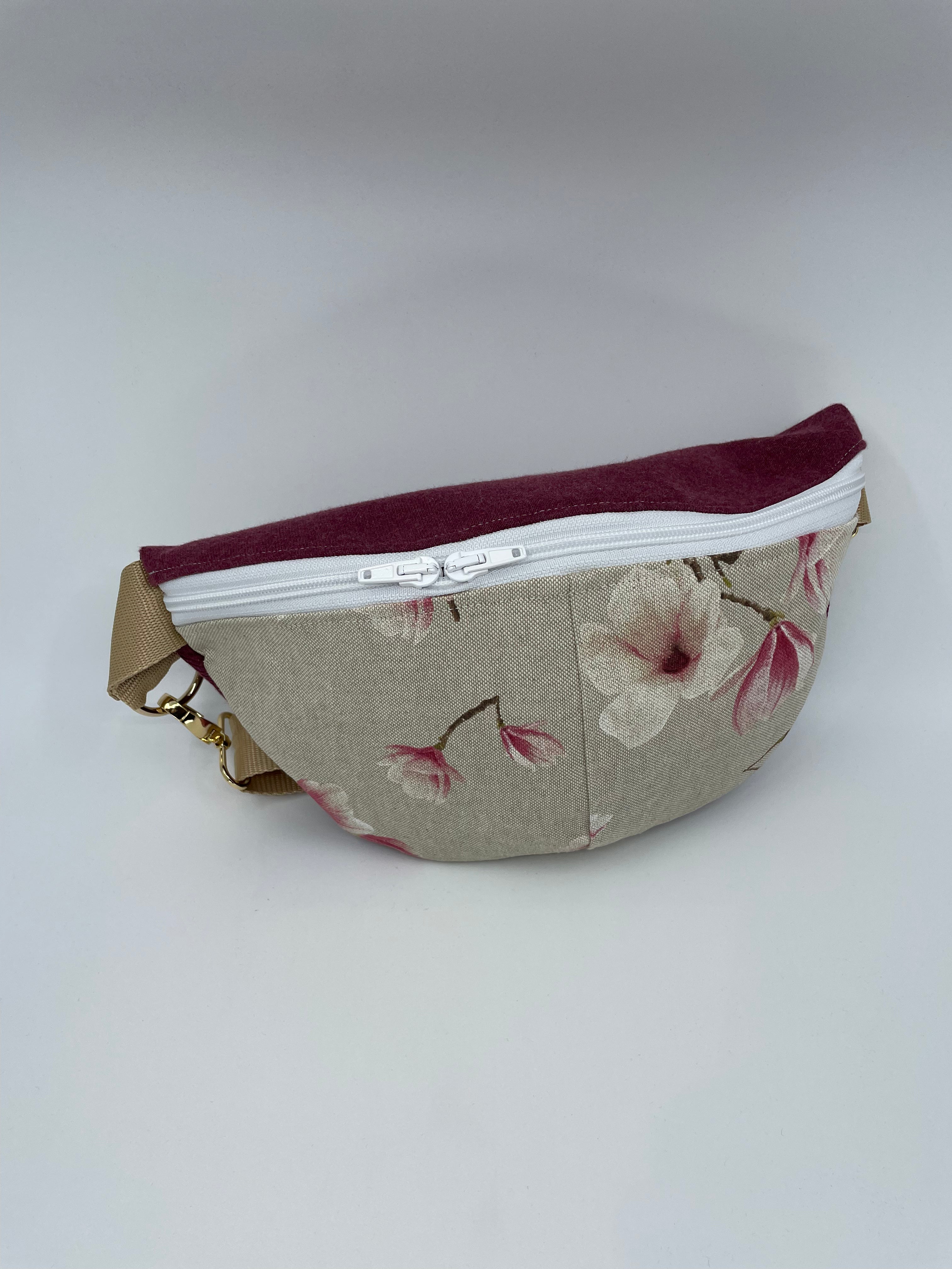 Bauchtasche Magnolia – florales Leinen & weinrotes Bündchen
