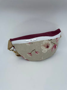 Bauchtasche Magnolia – florales Leinen & weinrotes Bündchen
