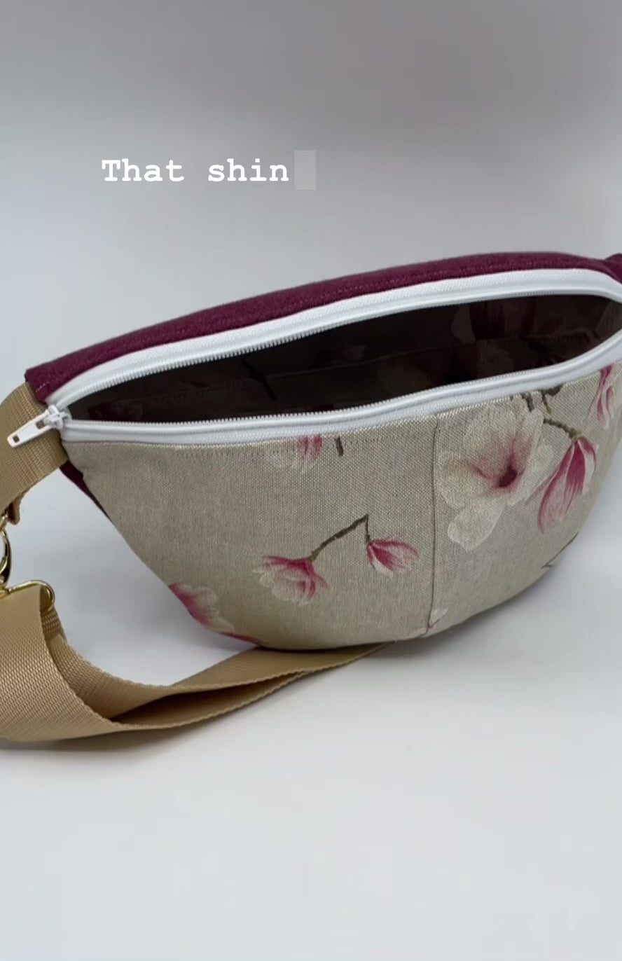 Bauchtasche Magnolia – florales Leinen & weinrotes Bündchen